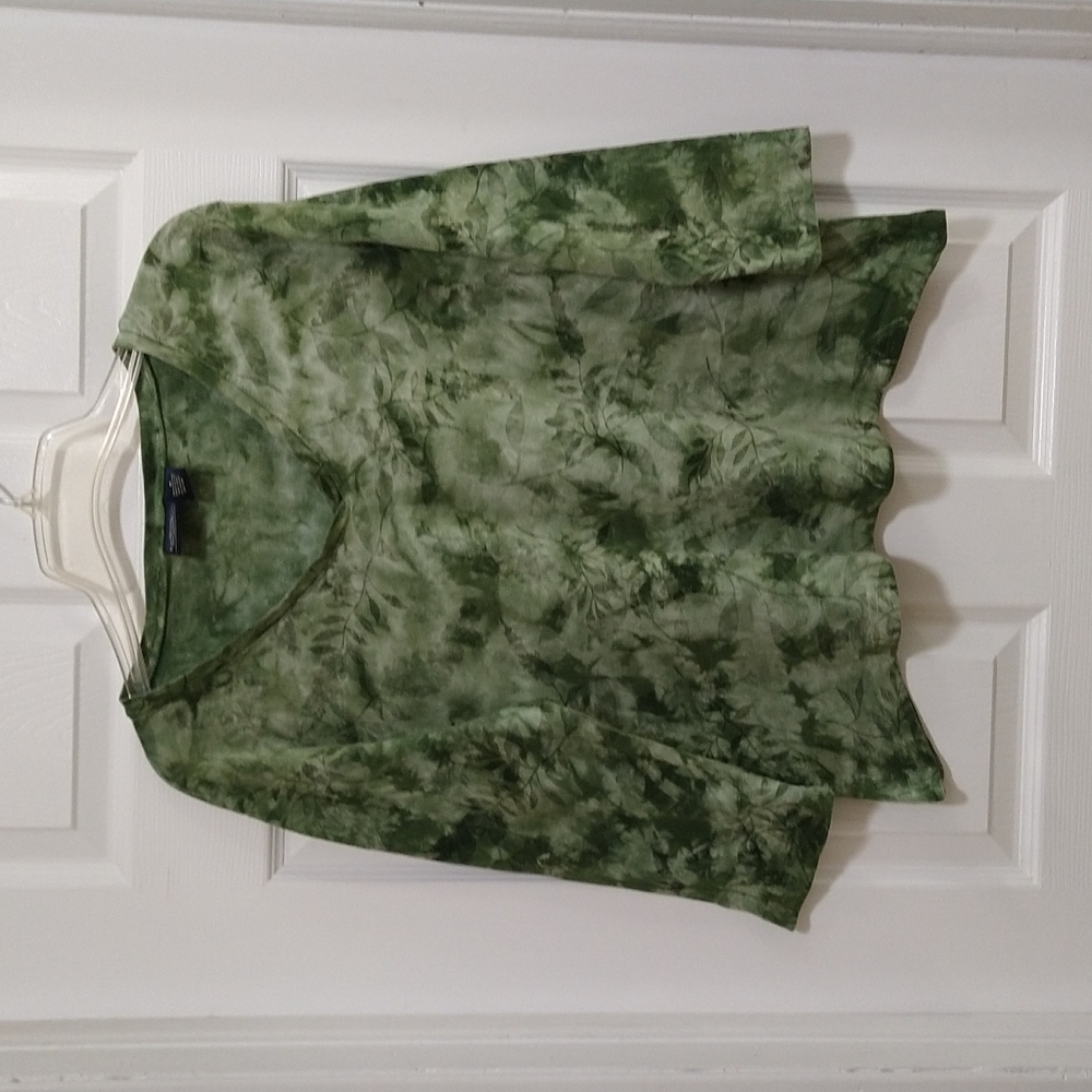 Womens Medium,Sonoma, leaf prin,t green V- neck 3/4 sleeve T-shirt.